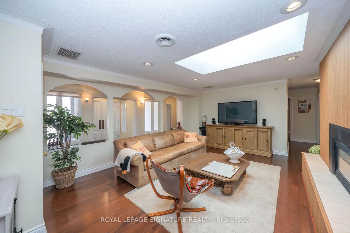 2098 Pharmacy Avenue, ON M1W 1H8