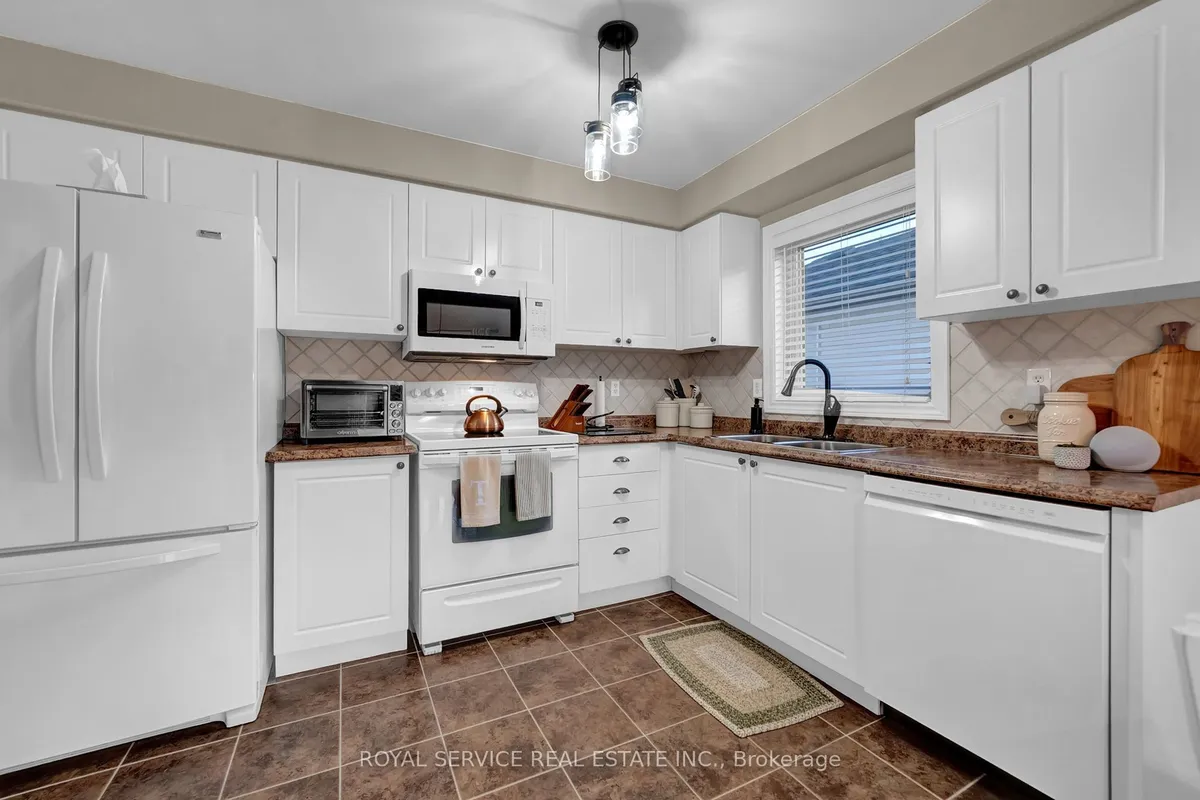 6 Goodwin Avenue, ON L1C 4Z4