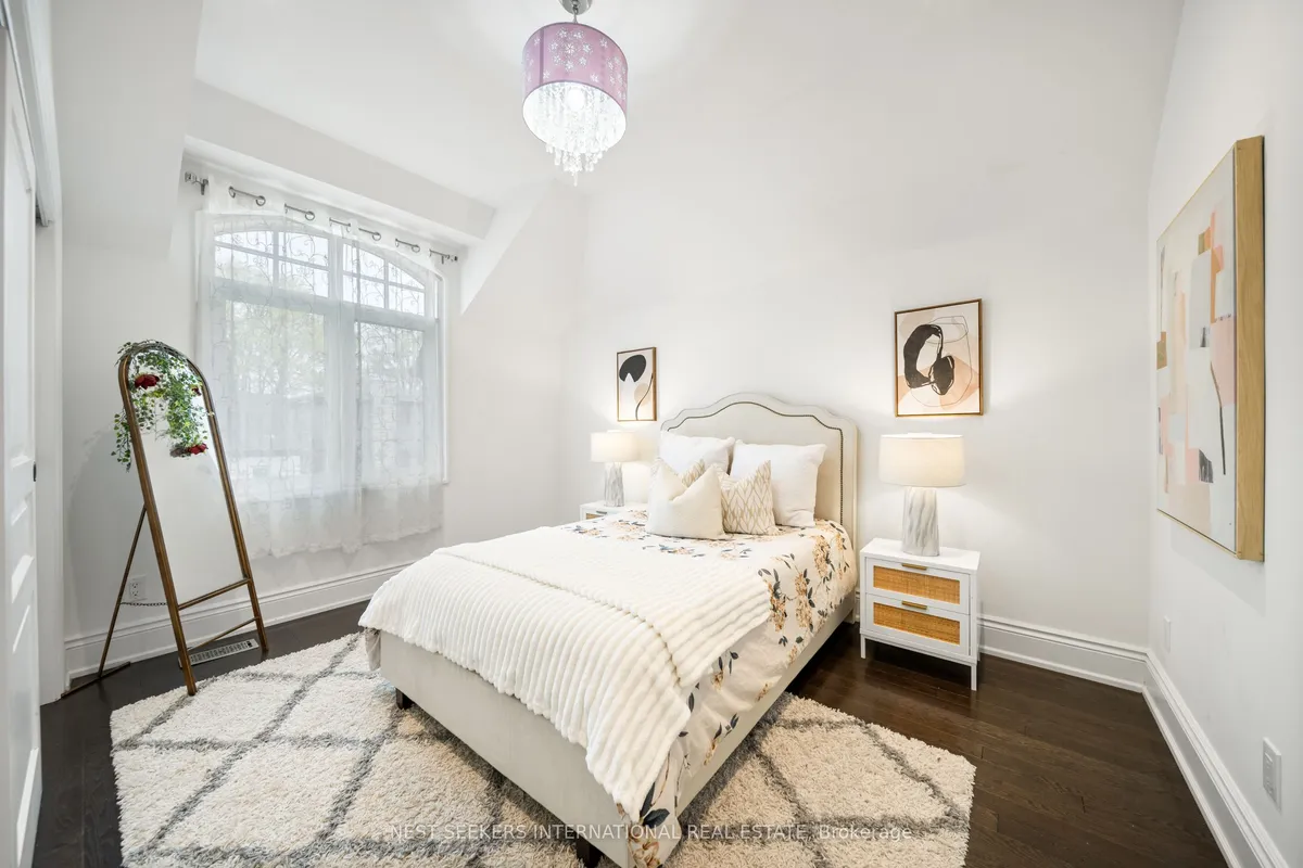 117 Parkview Hill Crescent, ON M4B 1R6