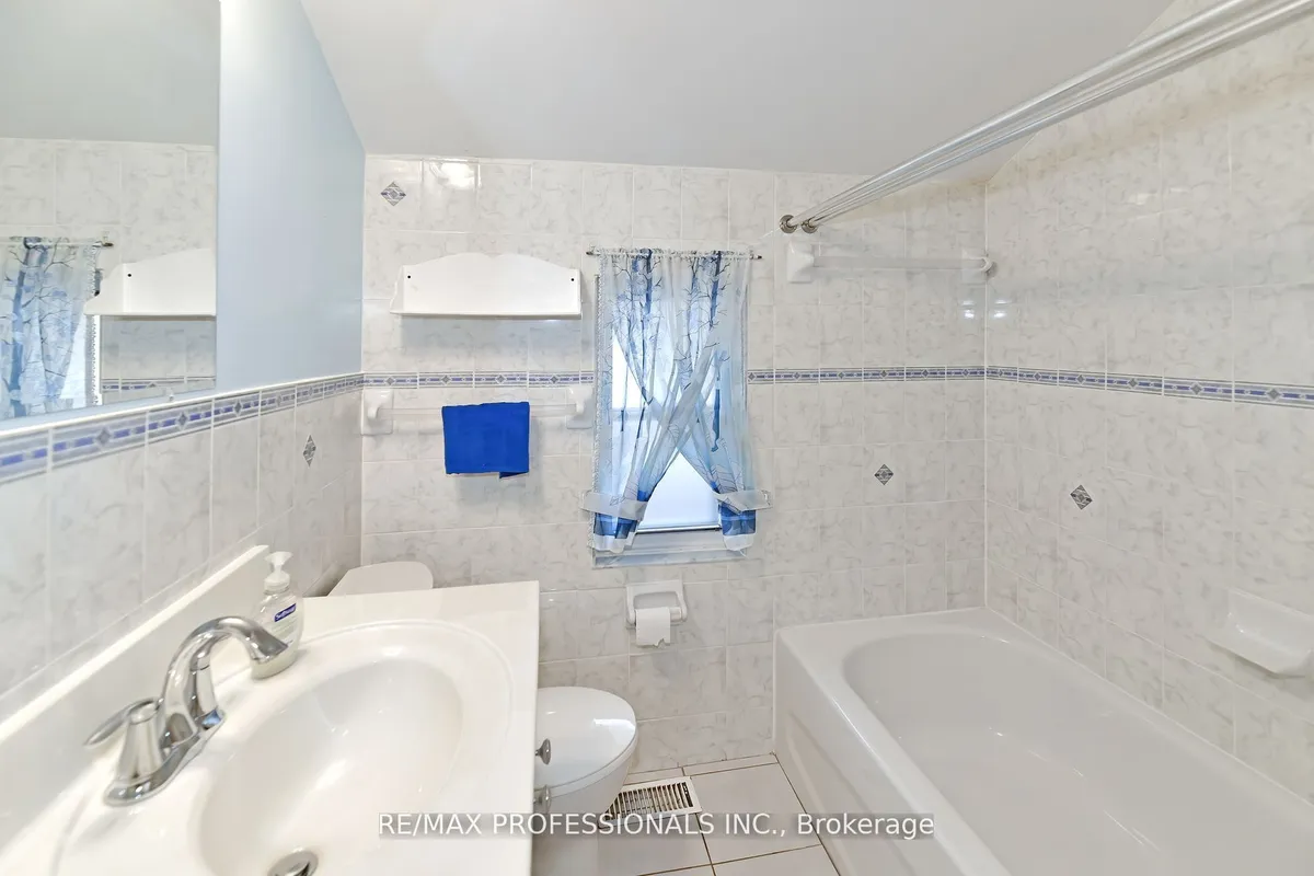 2 Lesterwood Crescent, ON M1P 3L4