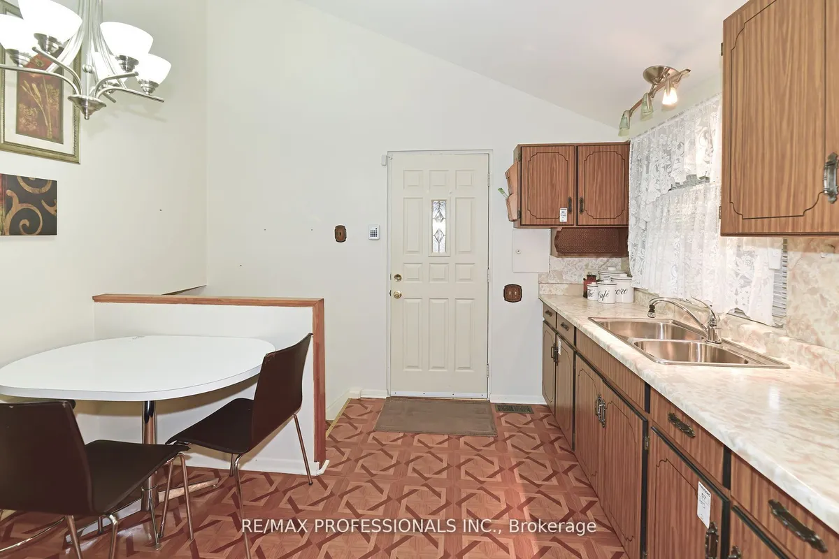 2 Lesterwood Crescent, ON M1P 3L4