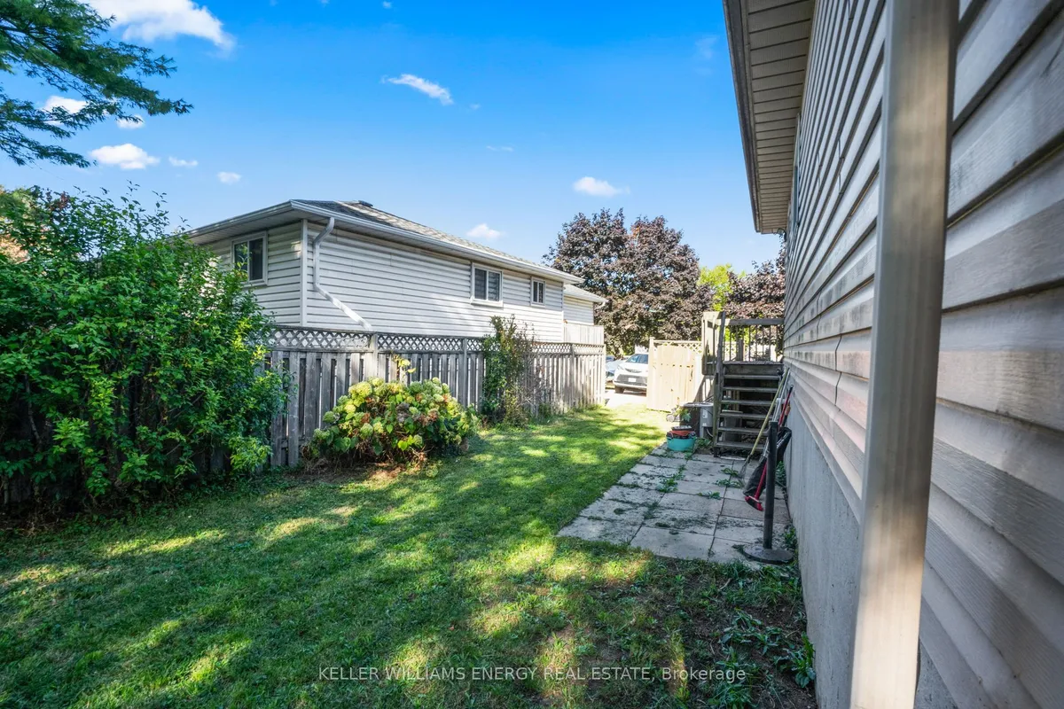 6 Fairbairn Court, ON L1C 4K9