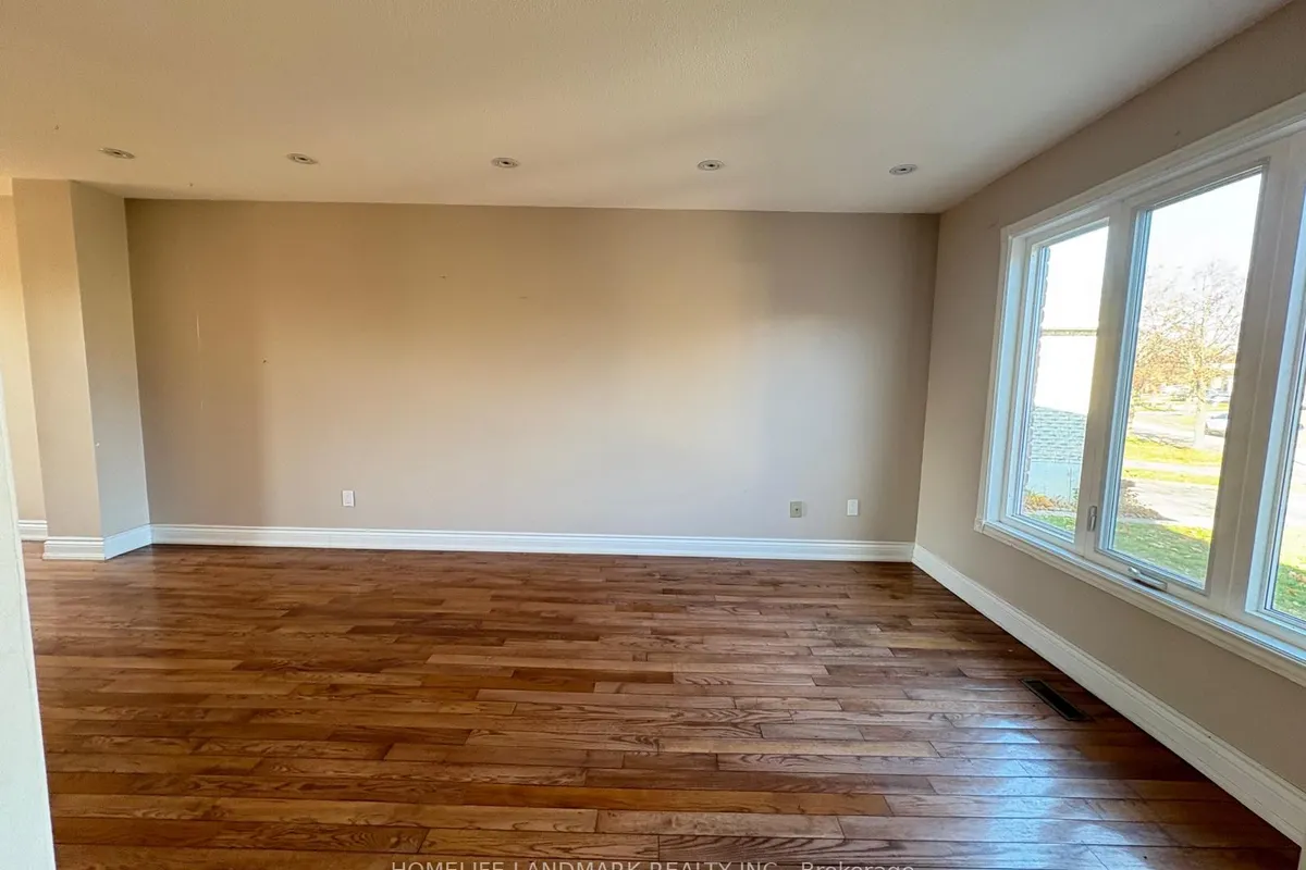 2364 Strathmore Crescent, ON L1X 2H8