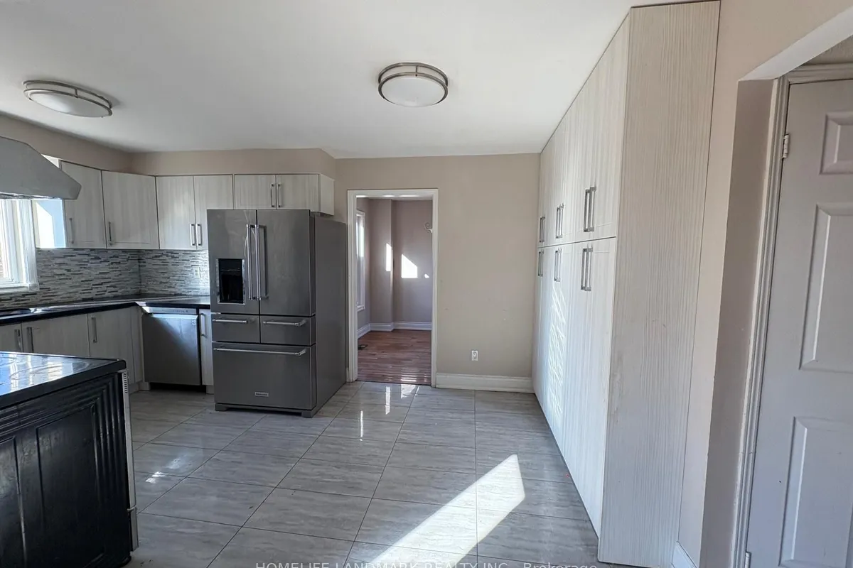 2364 Strathmore Crescent, ON L1X 2H8