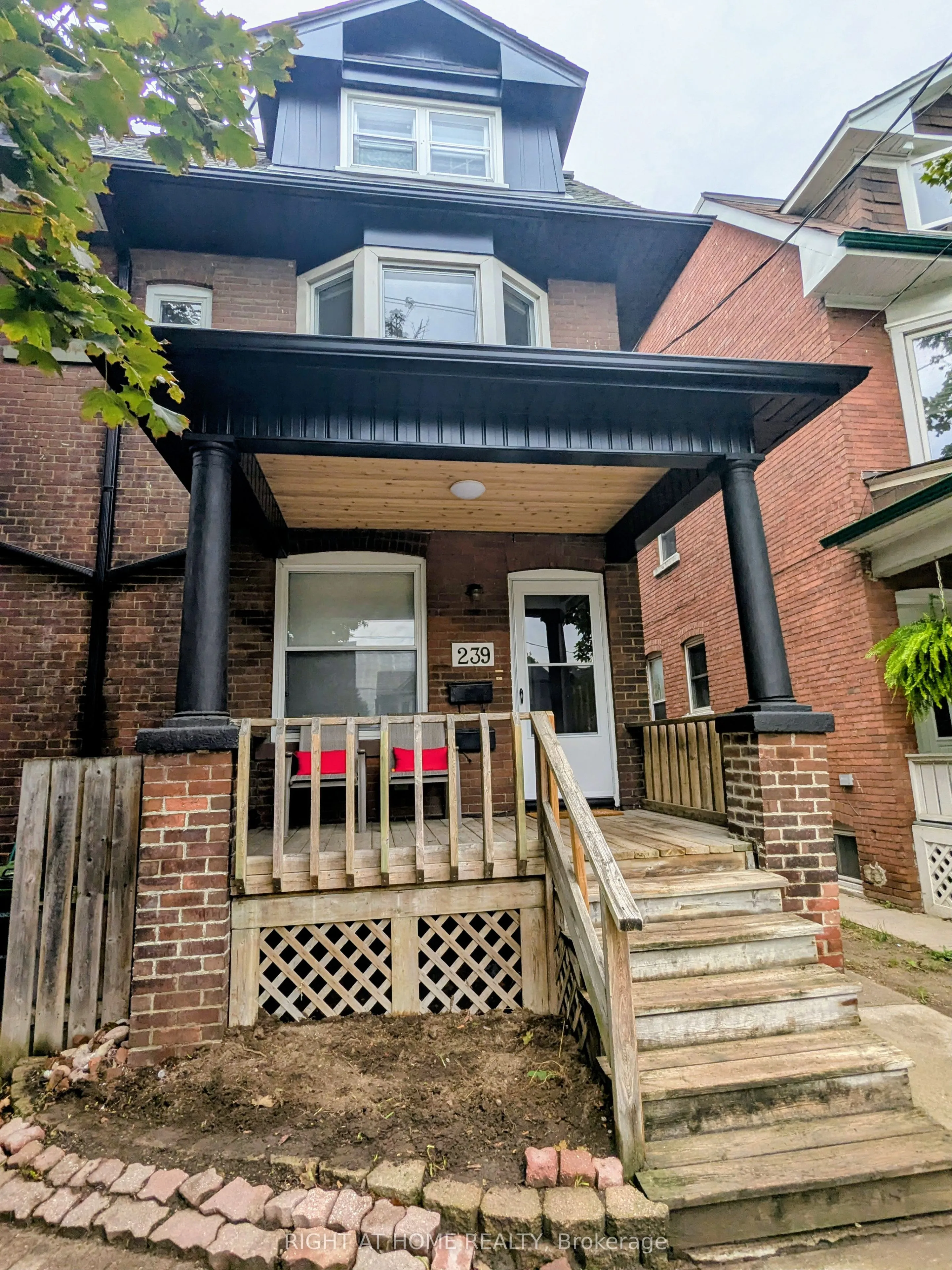 239 Woodbine Avenue, ON M4L 3P3