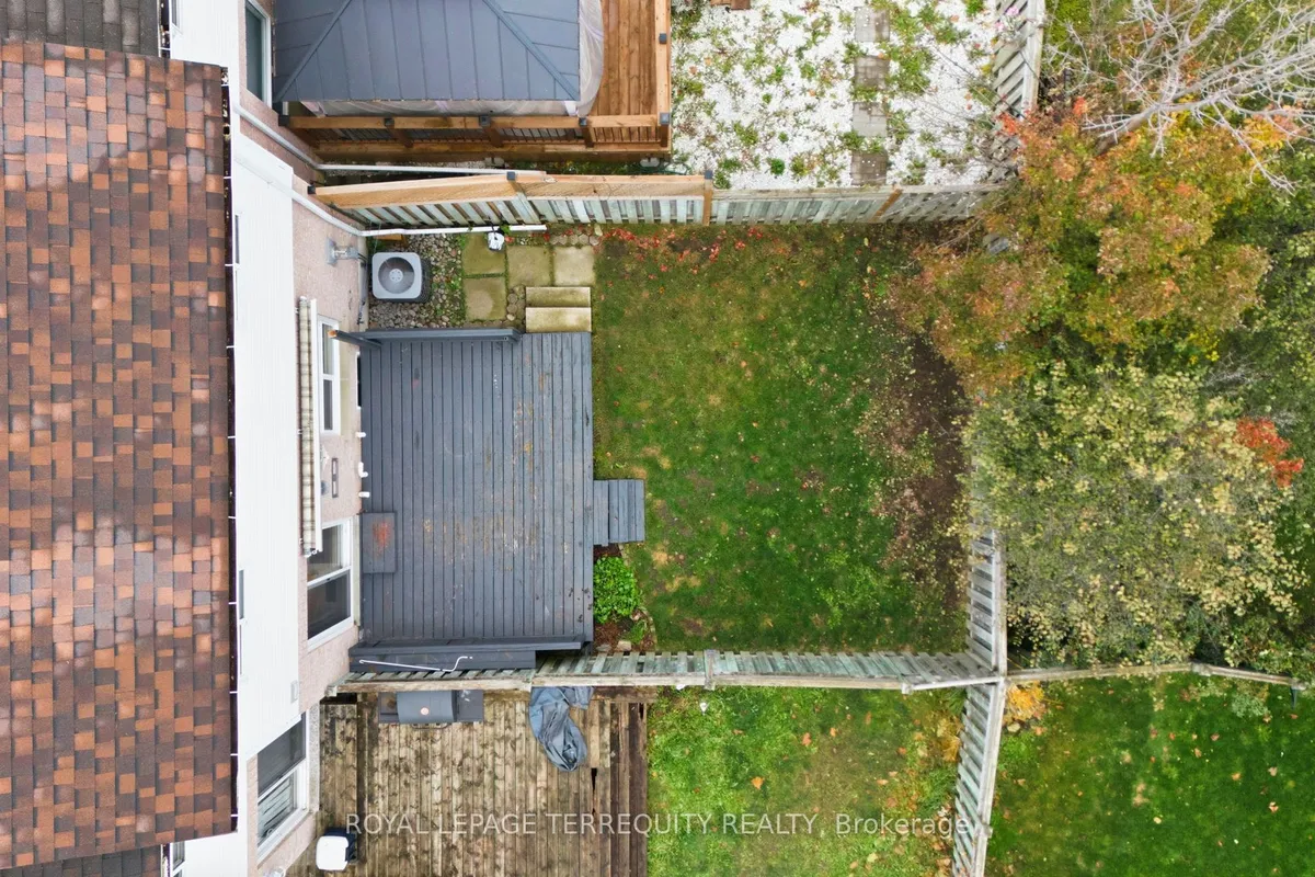 18 Wade Square, ON L1E 3E5