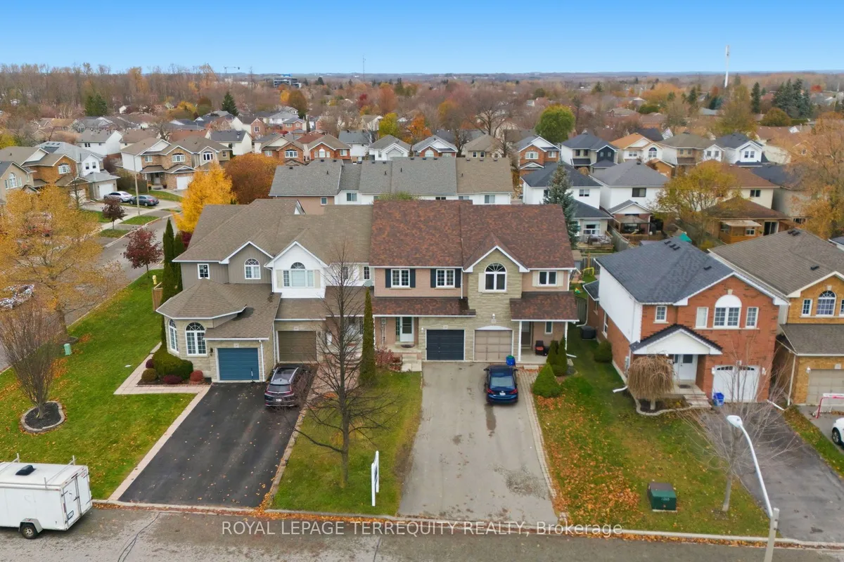 18 Wade Square, ON L1E 3E5