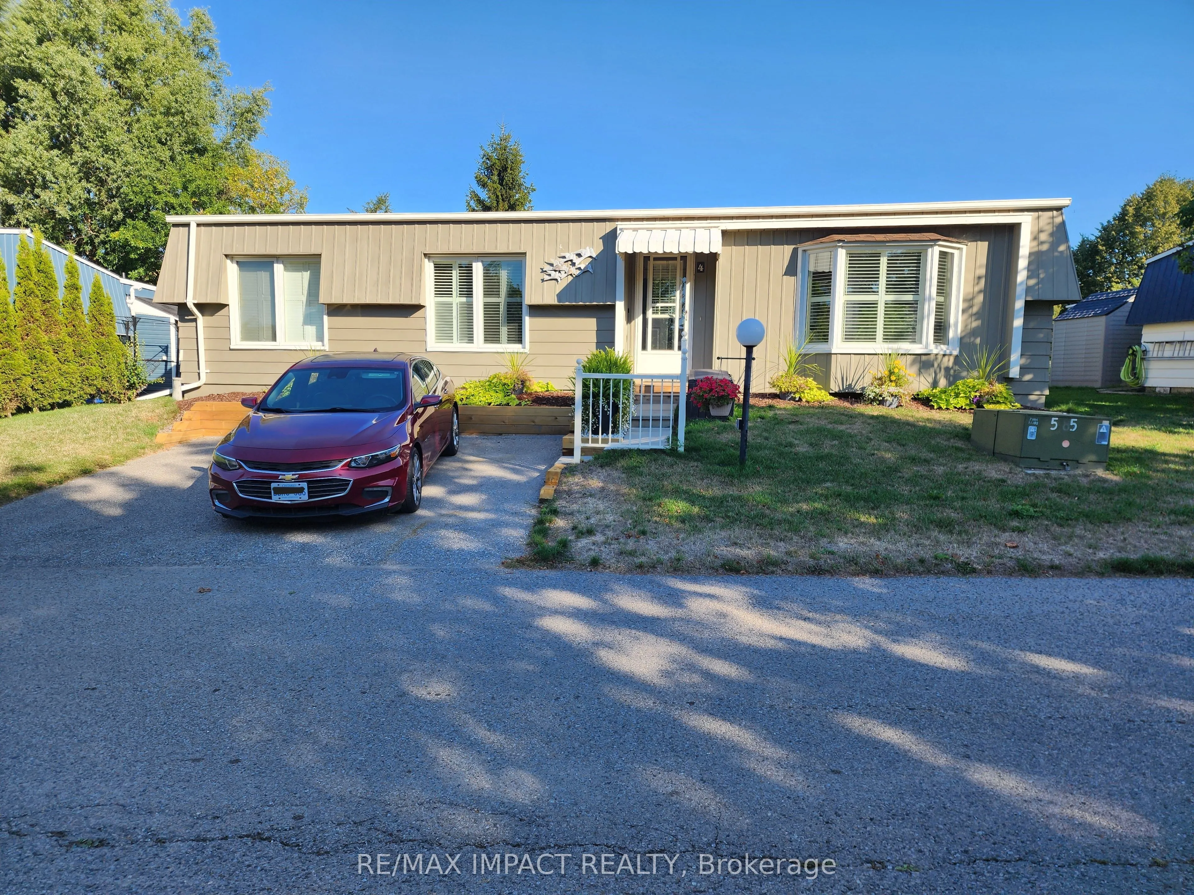 4 Champlain Court, ON L1B 1A5