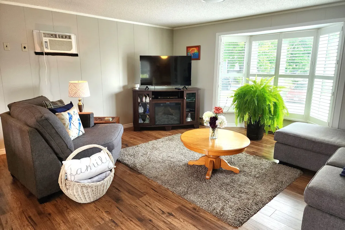 4 Champlain Court, ON L1B 1A5