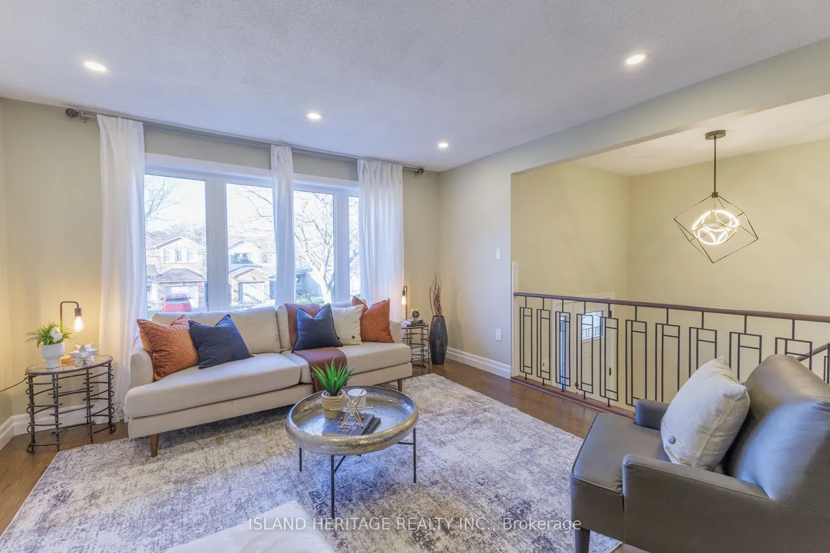 114 Turnberry Crescent, ON L1E 1B3