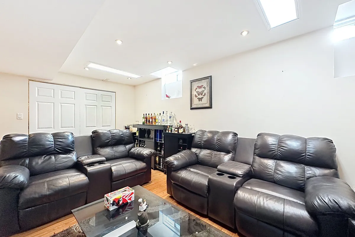 32 Marriner Crescent, ON L1Z 1Z1