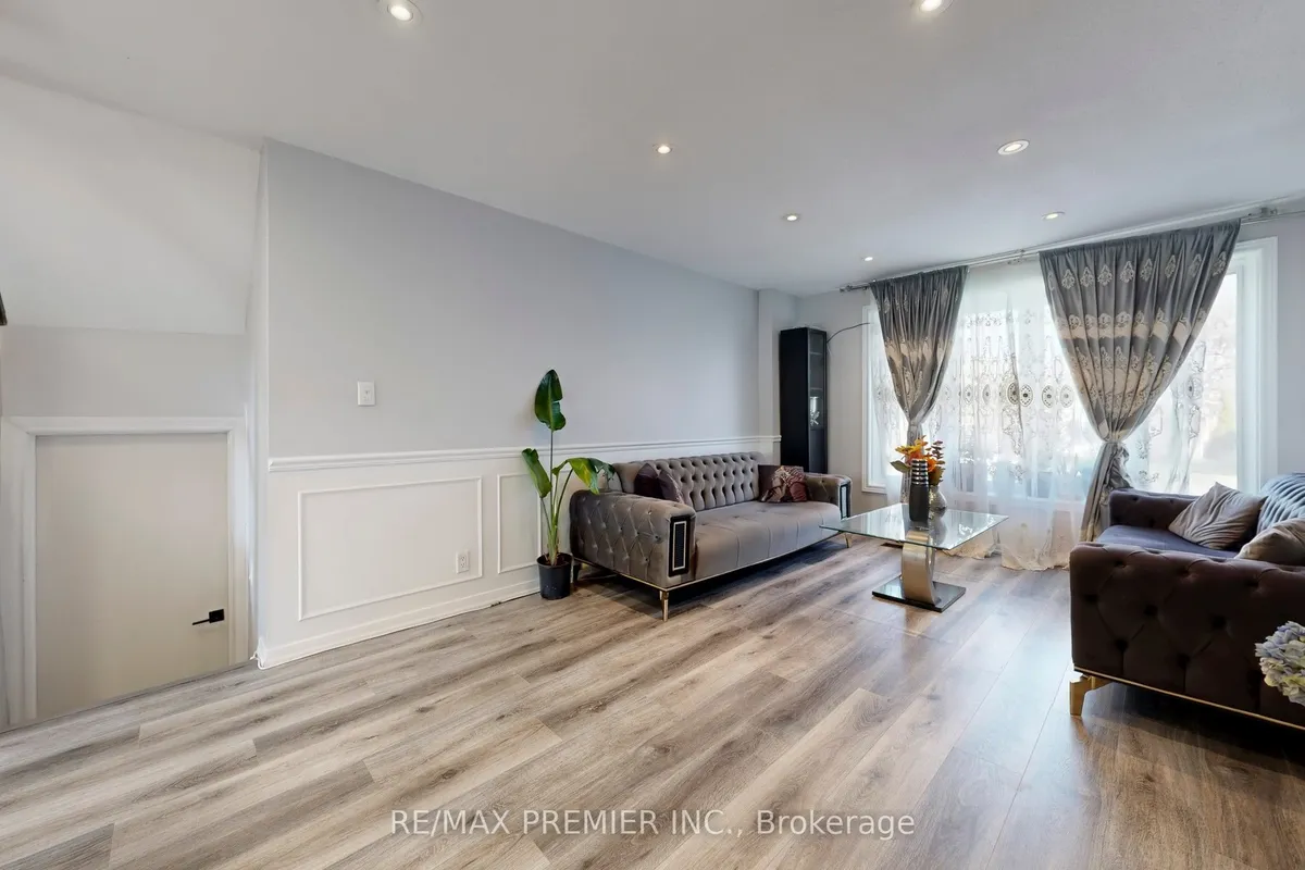 888 Krosno Boulevard, ON L1W 1H4