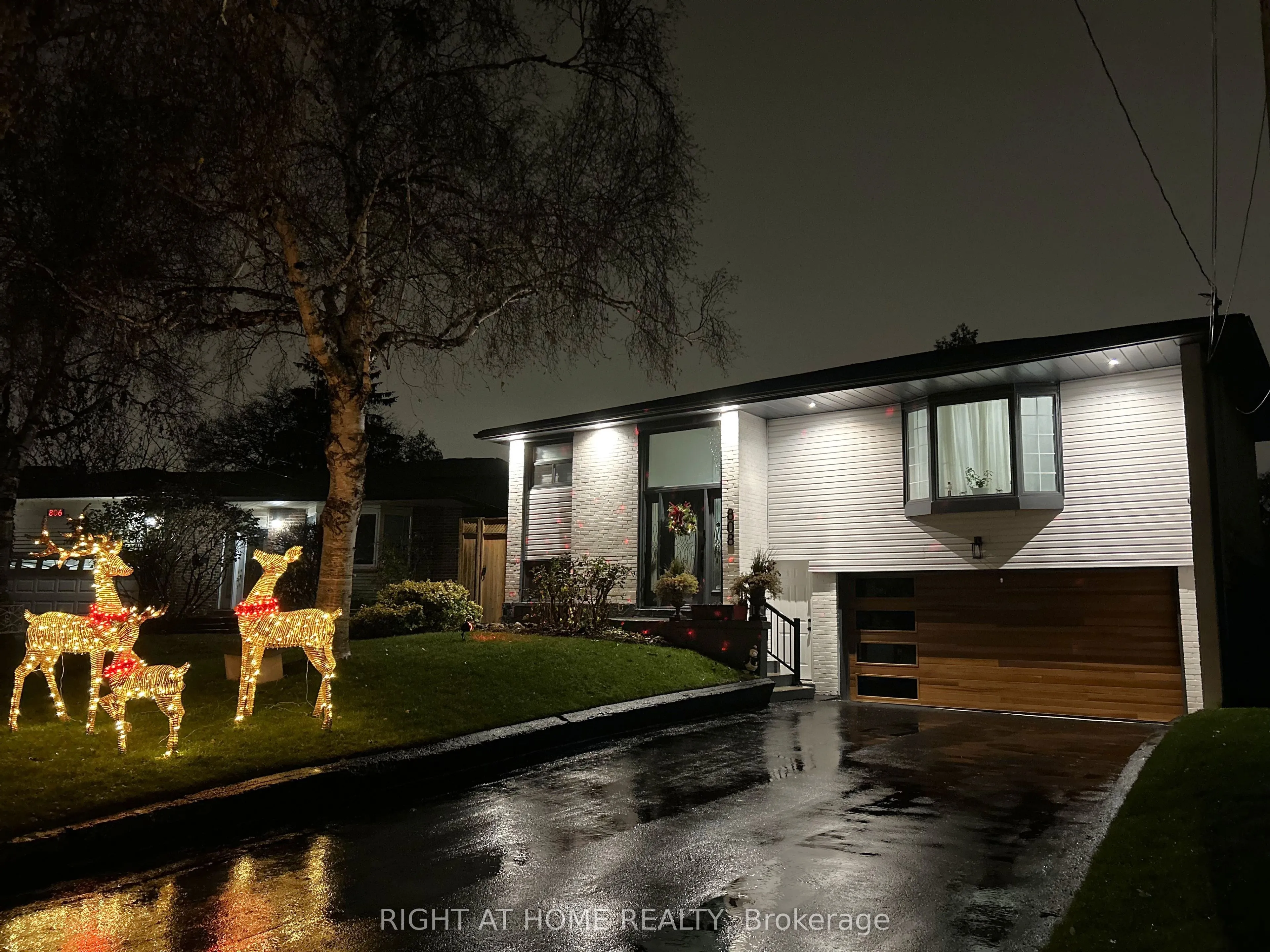 Detached 5 bedroom 3 bathroom at 808 Sanok Drive in Pickering - MLS# E12580476