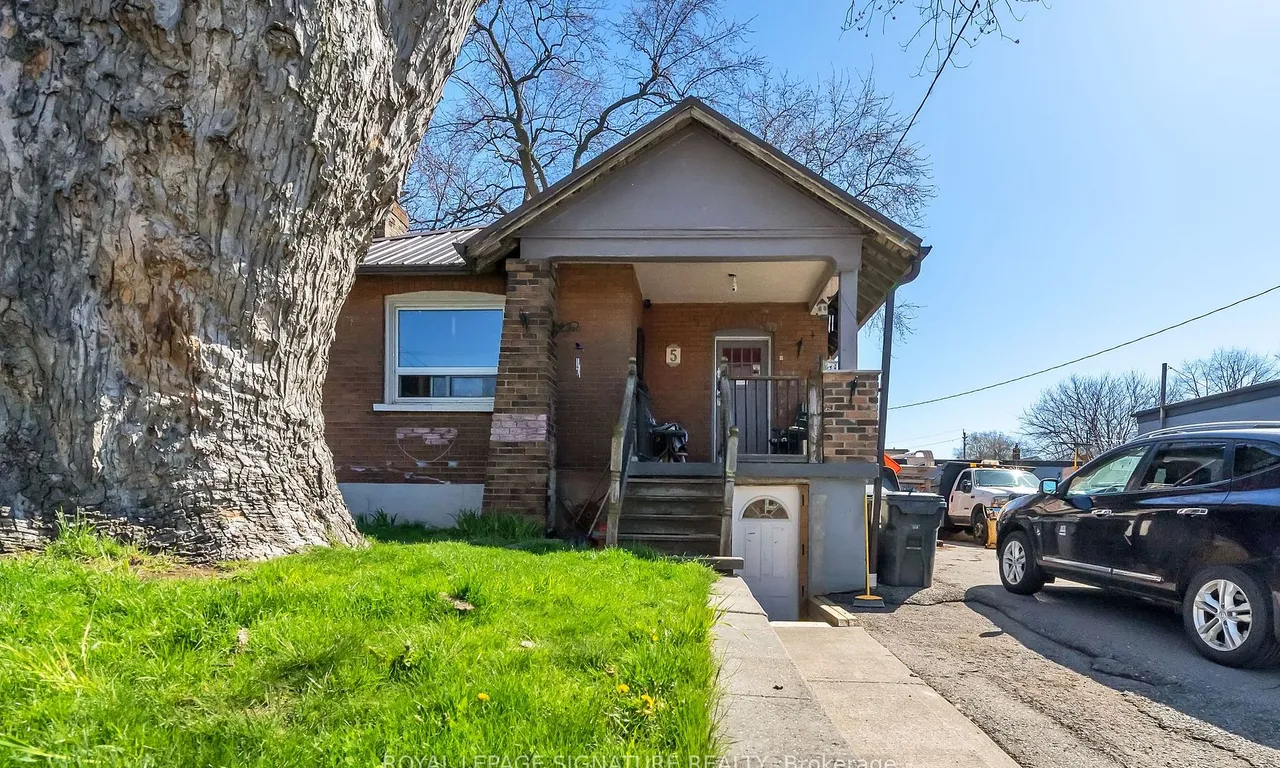 5(1&amp;3) Elward Blvd, Toronto, ON M1L 3L1