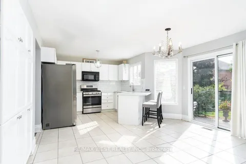 7 Lafayette Blvd, Whitby, ON L1P 1T1