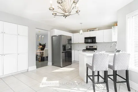 7 Lafayette Blvd, Whitby, ON L1P 1T1