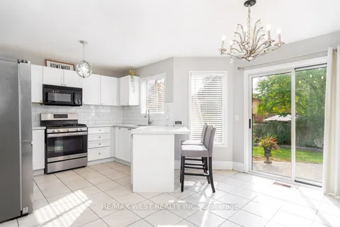 7 Lafayette Blvd, Whitby, ON L1P 1T1
