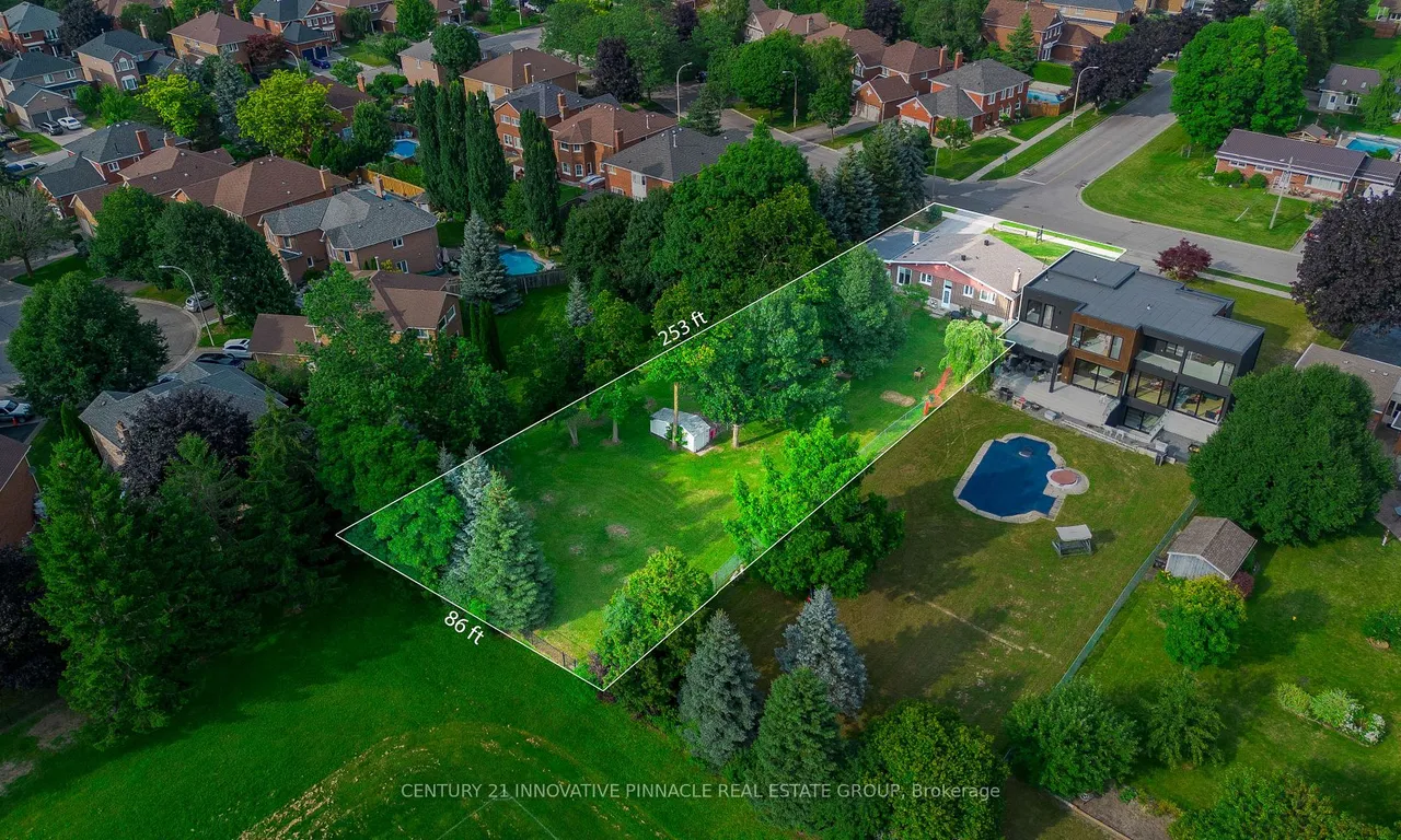 190 Elizabeth Cres, Whitby, ON L1N 3R7