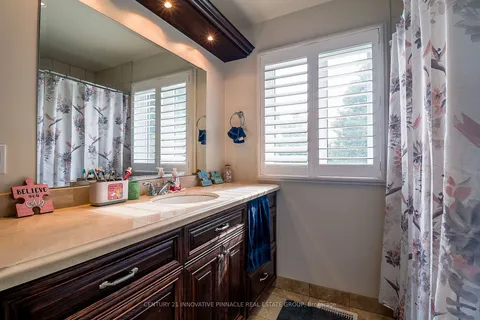 190 Elizabeth Cres, Whitby, ON L1N 3R7