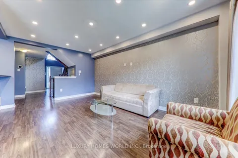 25 Swansea St, Whitby, ON L1P 0A6