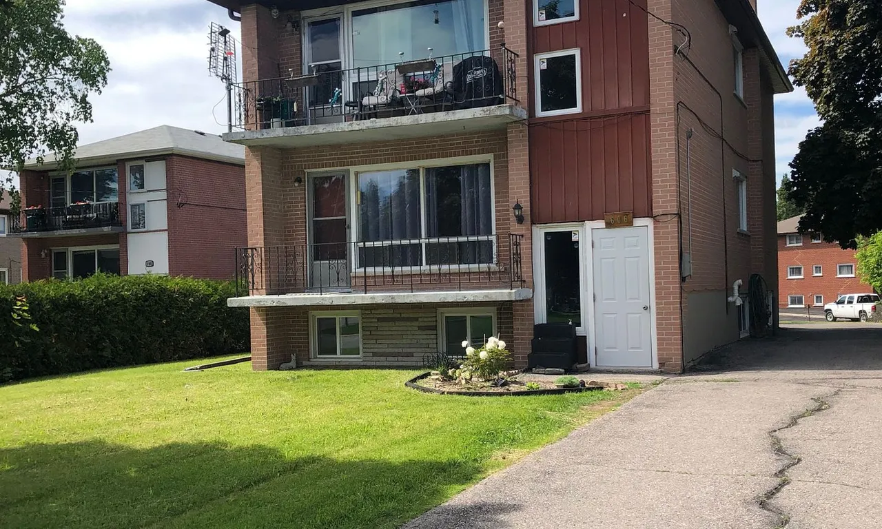 606 Lansdowne Dr, Oshawa, ON L1G 1W4