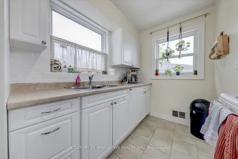 449 Fernhill Blvd, Oshawa, ON L1J 5J6