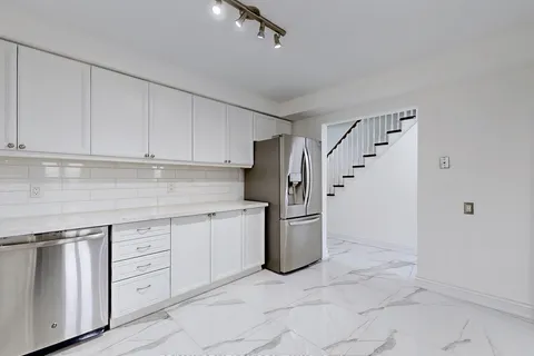 328 Bristol Cres, Oshawa, ON L1J 8J6