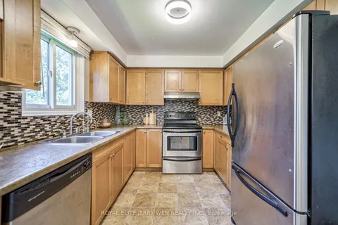 8 Deerfield Crt, Whitby, ON L1N 5V1