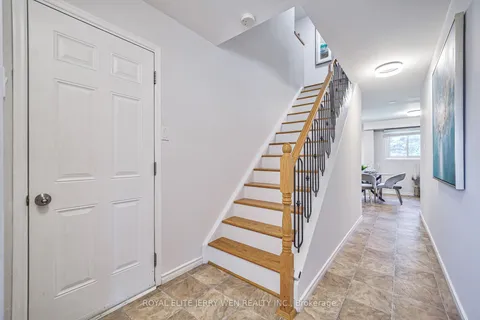 8 Deerfield Crt, Whitby, ON L1N 5V1