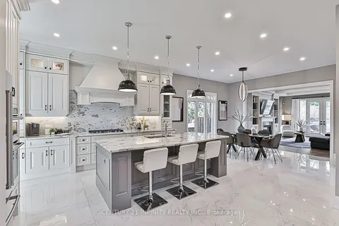 540 Oakwood Dr, Pickering, ON L1W 2M7