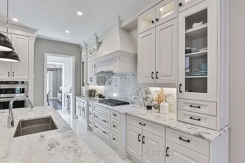 540 Oakwood Dr, Pickering, ON L1W 2M7