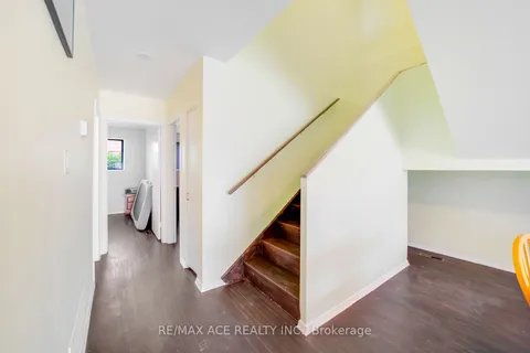 96 Invergordon Ave, Toronto, ON M1S 2Z2