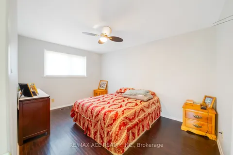 96 Invergordon Ave, Toronto, ON M1S 2Z2