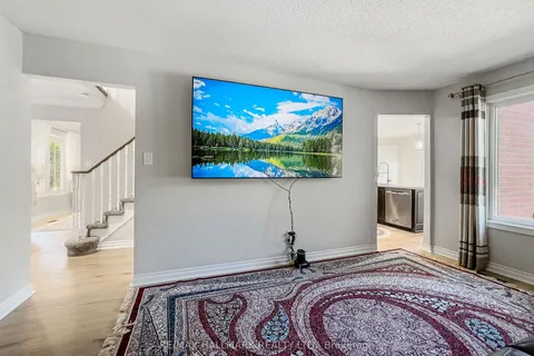 32 Noake Cres, Ajax, ON L1T 3L4