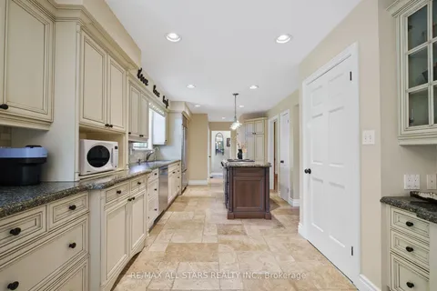 1648 Acorn Lane, Pickering, ON L1Y 1A7