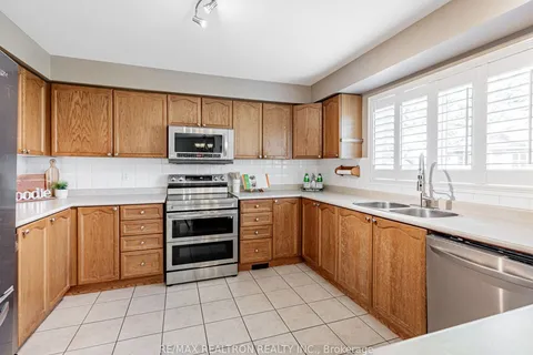 98 Wetherburn Dr, Whitby, ON L1P 1N5