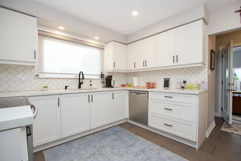 820 Hanworth Crt, Pickering, ON L1W 2K6