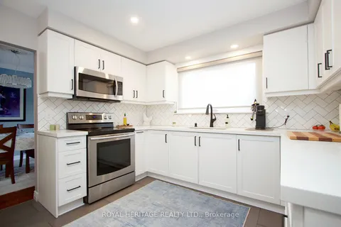 820 Hanworth Crt, Pickering, ON L1W 2K6