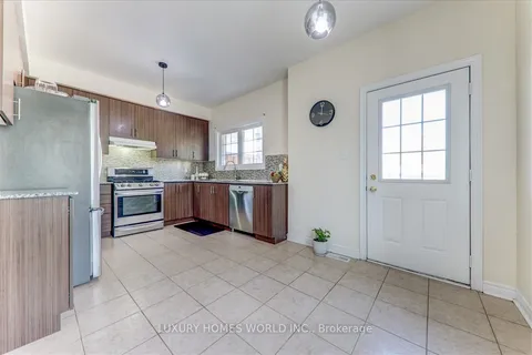 1519 Spinnaker Mews, Pickering, ON L1X 0C8