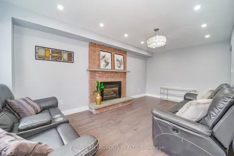 285 Senator St, Pickering, ON L1V 6N1