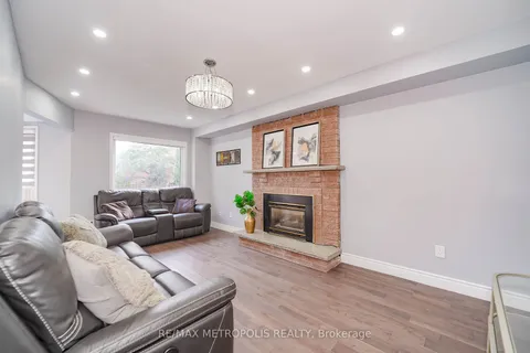 285 Senator St, Pickering, ON L1V 6N1