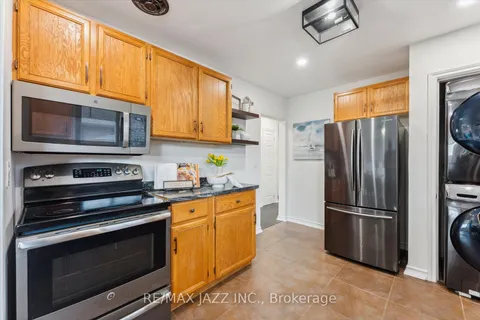 1121 Brock St, Whitby, ON L1N 4M1