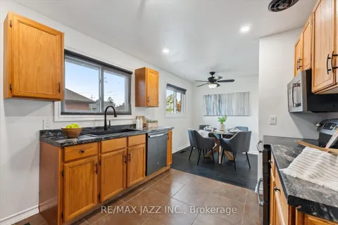 1121 Brock St, Whitby, ON L1N 4M1