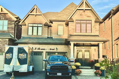 3 Bremner St, Whitby, ON L1R 1W5