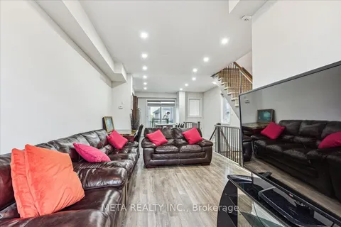 33 Donald Fleming Way, Whitby, ON L1R 0N8