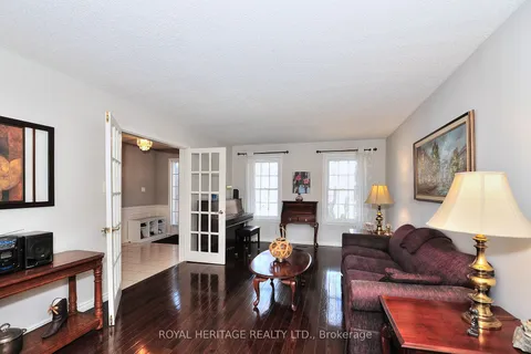 617 Weyburn Sq, Pickering, ON L1V 3V3