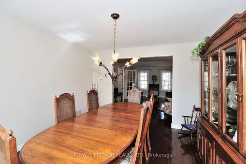617 Weyburn Sq, Pickering, ON L1V 3V3