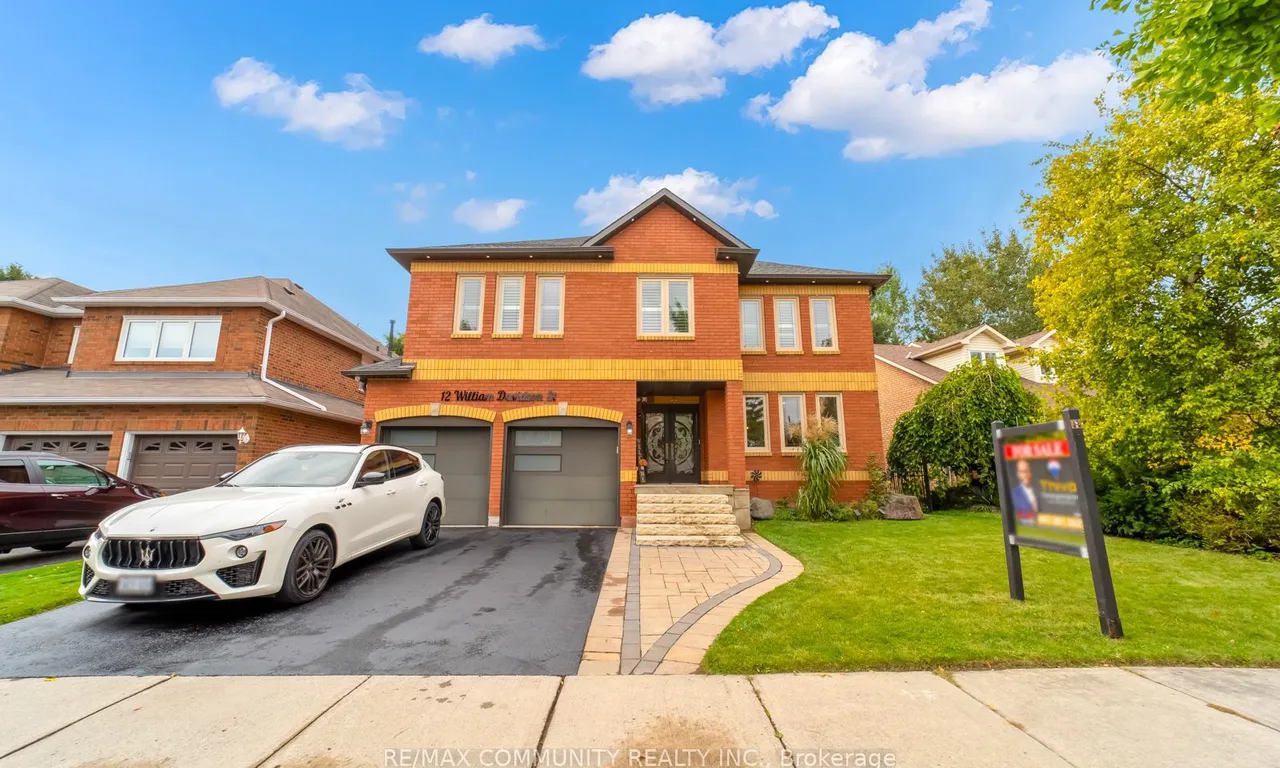 12 William Davidson St, Whitby, ON L1R 2J2