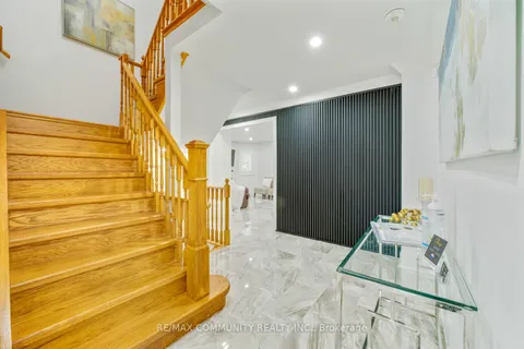 12 William Davidson St, Whitby, ON L1R 2J2