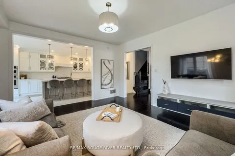 18 Harkness Dr, Whitby, ON L1R 0C3